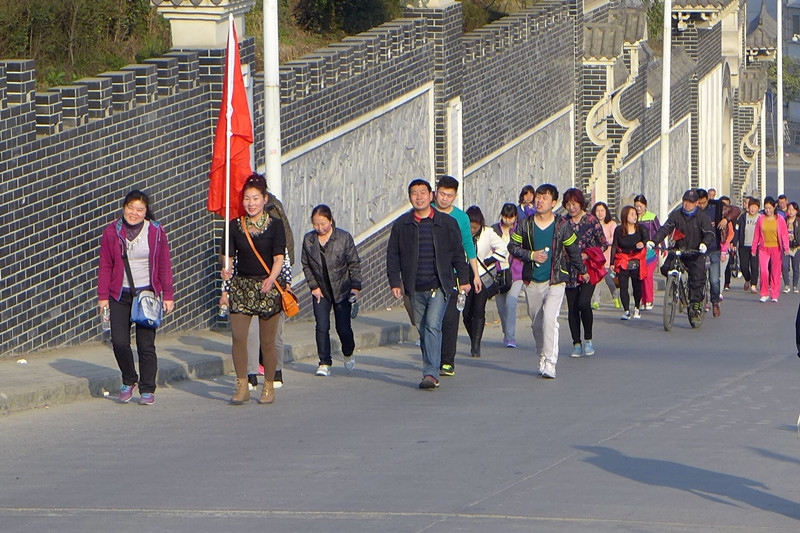 2015年3月8日寶業(yè)集團(tuán)開展“香溪洞-吉河徒步踏青活動(dòng)”慶祝三八節(jié)！